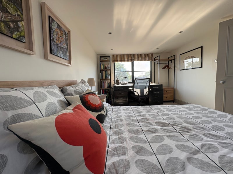 Room Lynton Avenue in Greater London