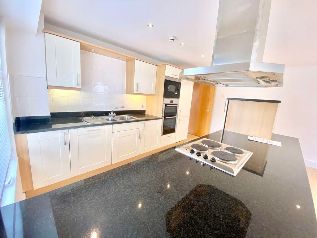 Flat Montague Road in Greater London