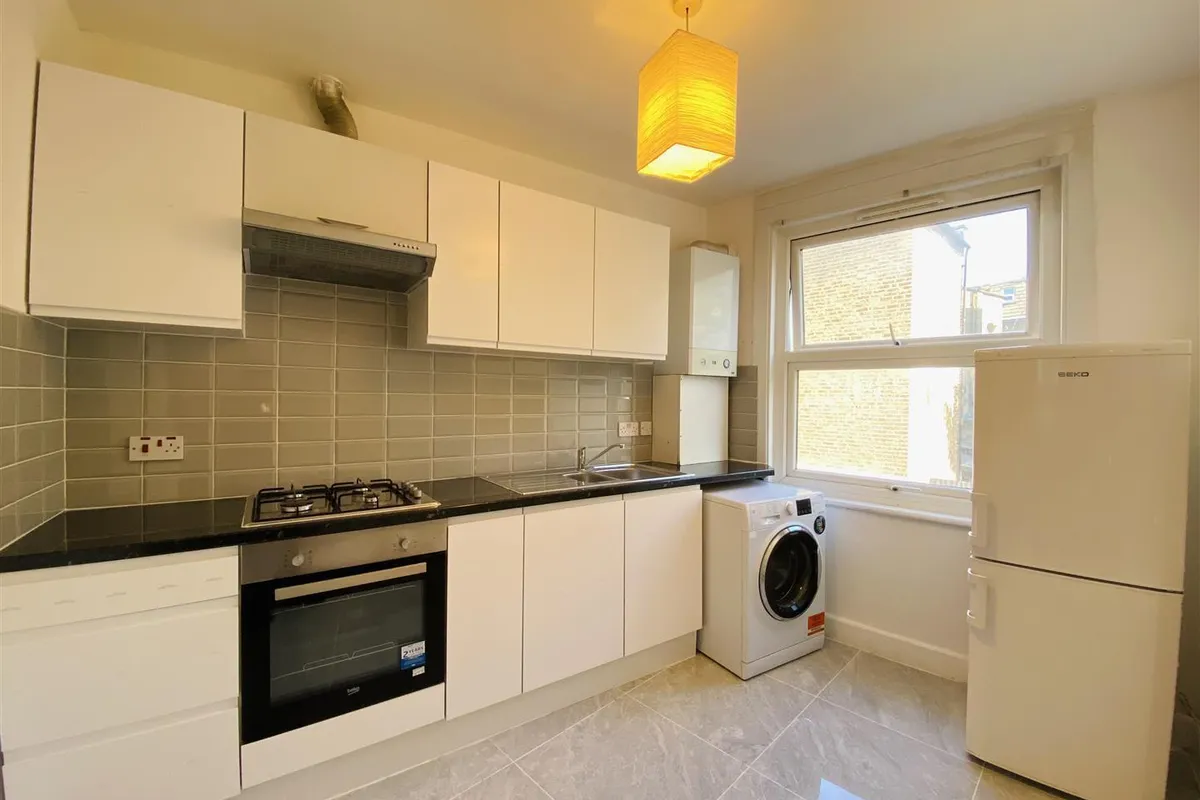 Flat Hetley Road in Greater London
