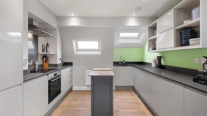 Flat Upper Richmond Road in Greater London