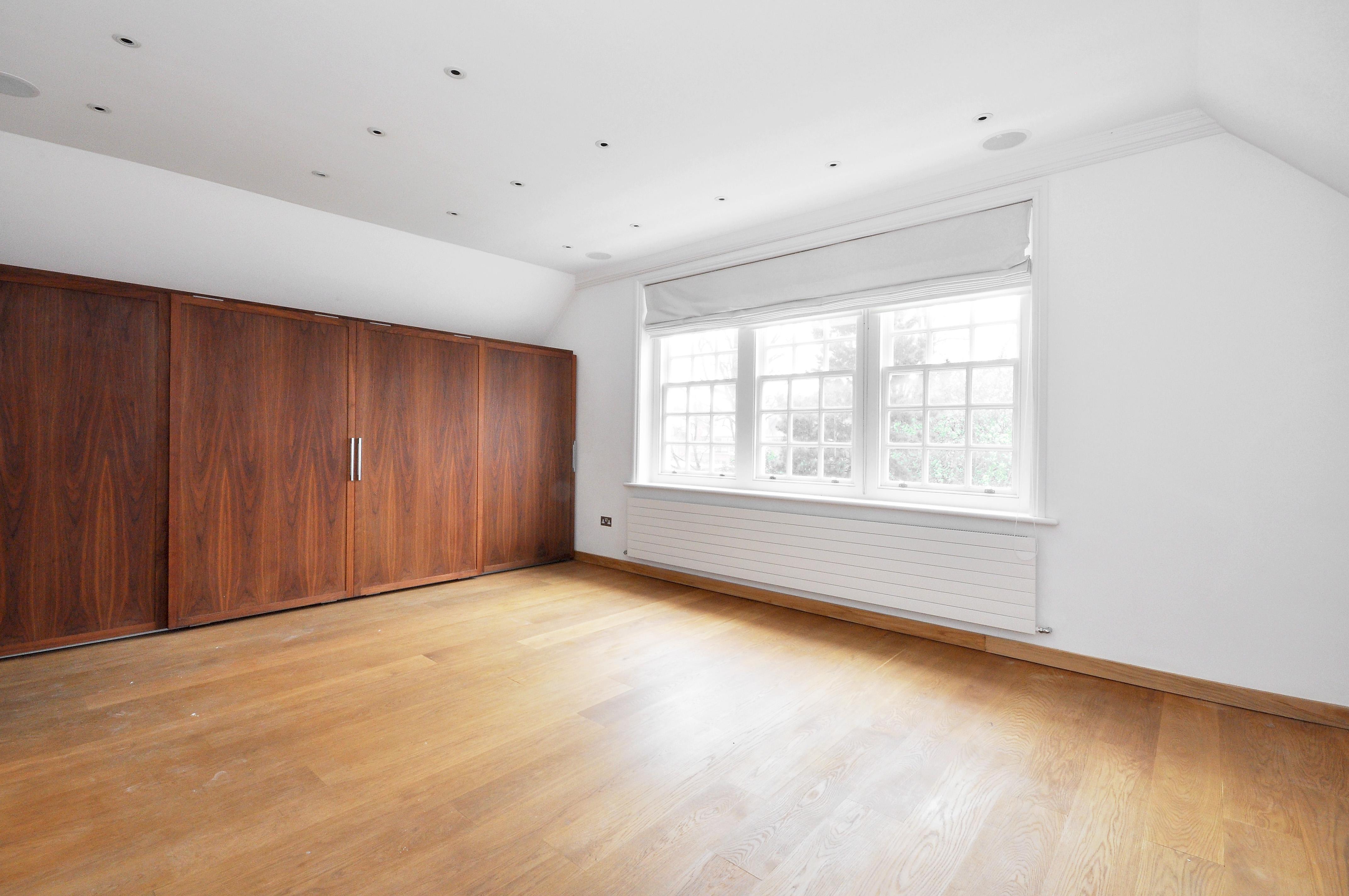 Flat Bracknell Gardens in Greater London