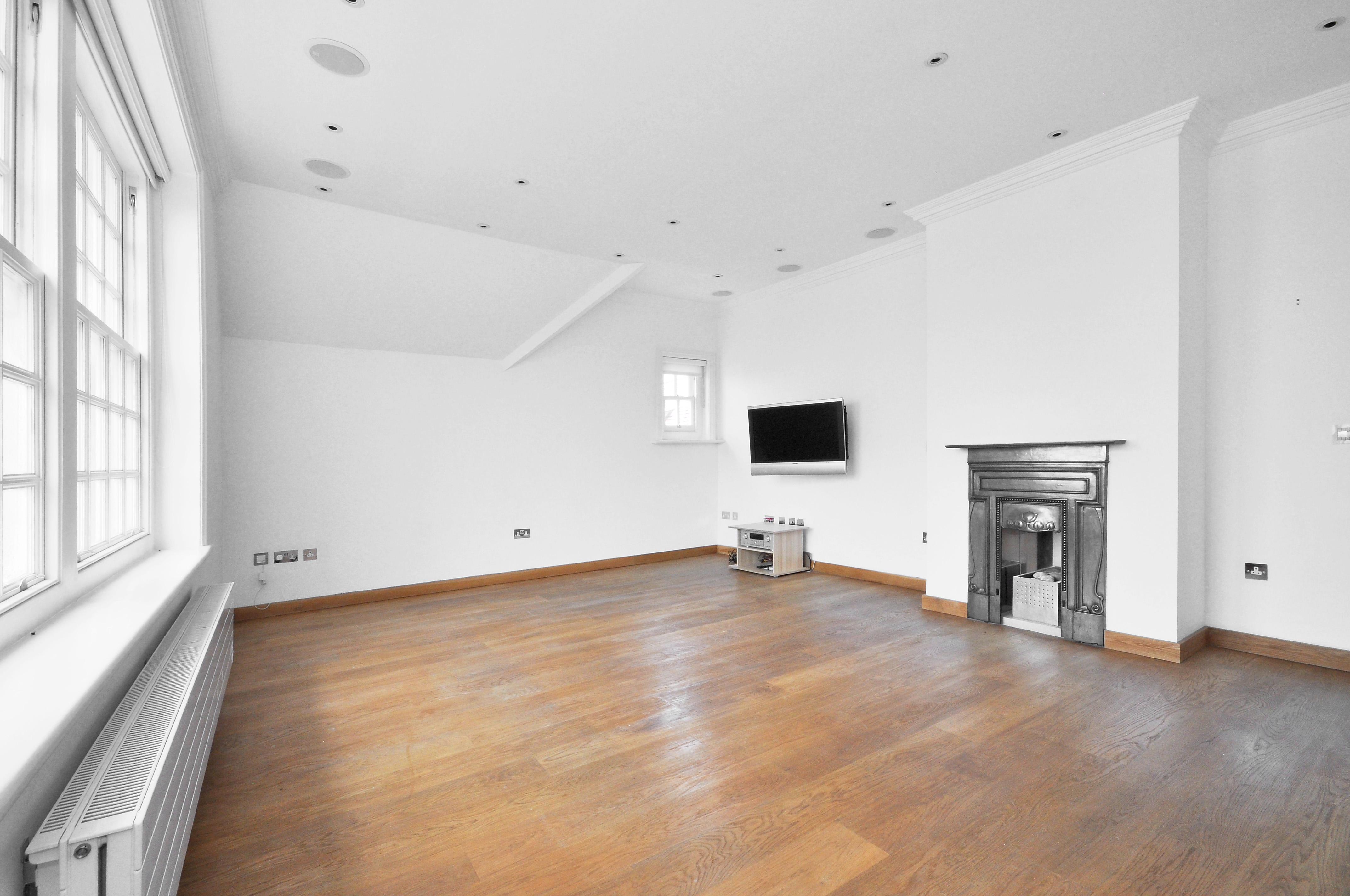Flat Bracknell Gardens in Greater London