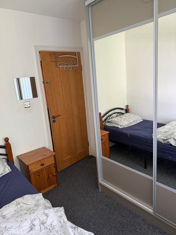 Room Crumpsall Lane in Manchester