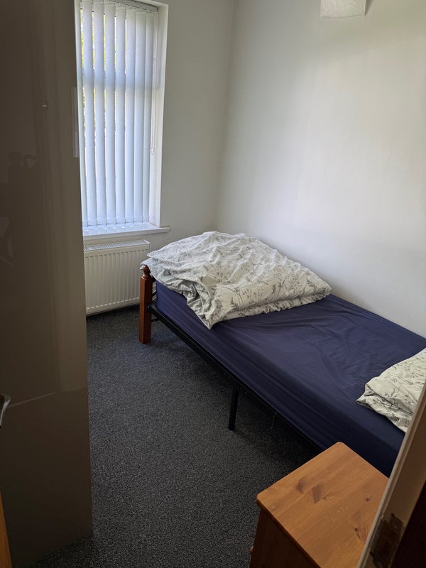 Room Crumpsall Lane in Manchester