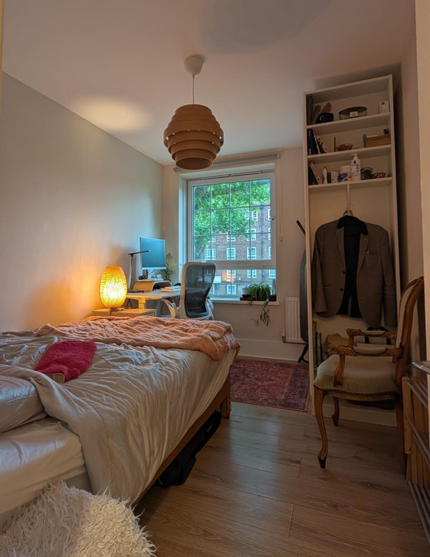 Flat Peckham Road in Greater London