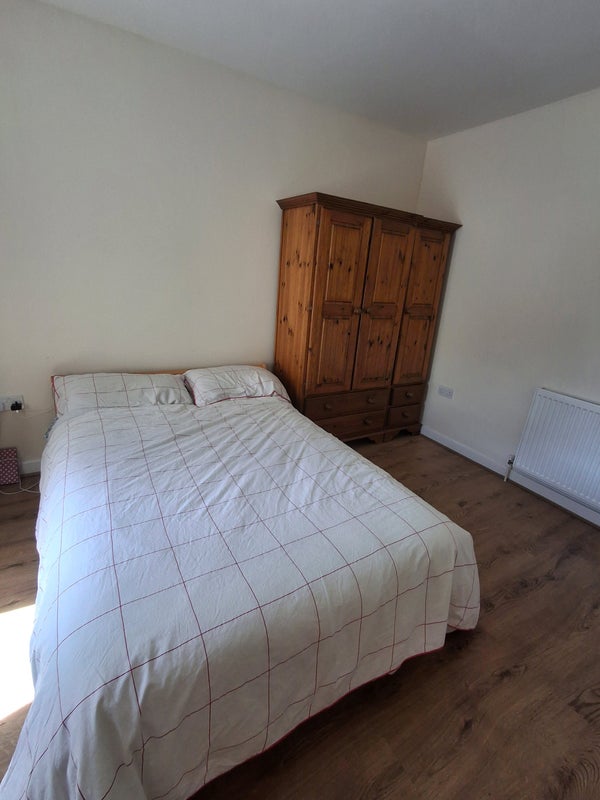 Room Crescent Road in Greater London
