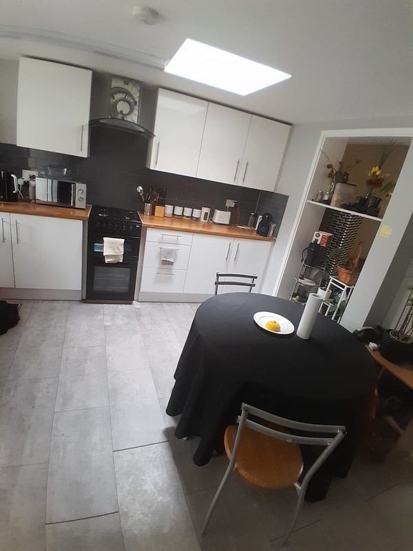Room Crescent Road in Greater London