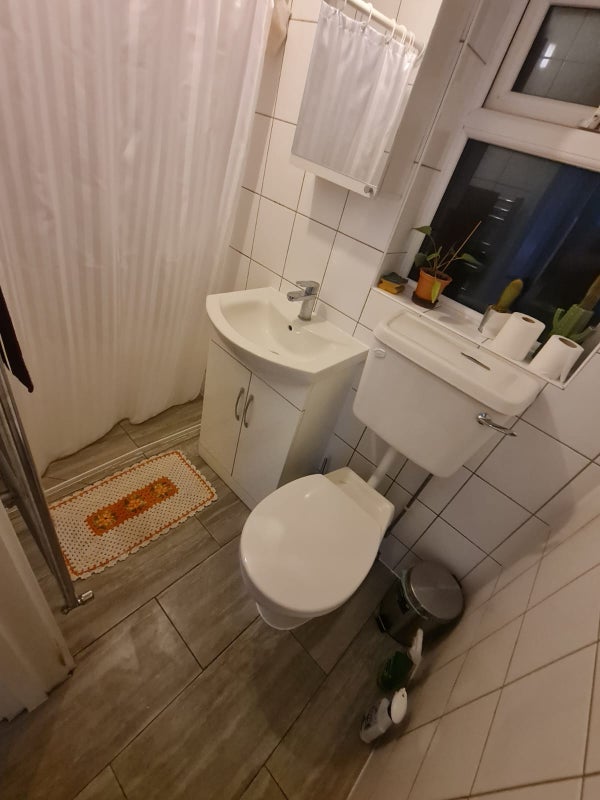 Room Crescent Road in Greater London
