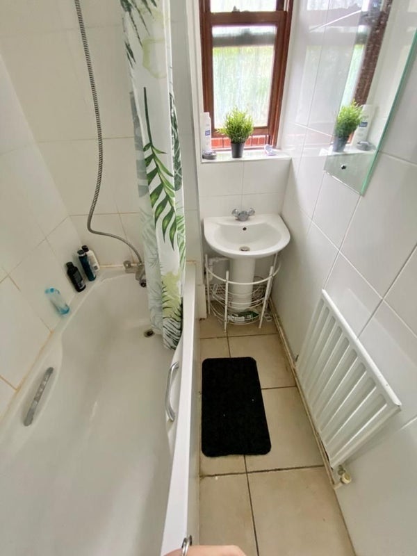 Room Dryden Court in Greater London