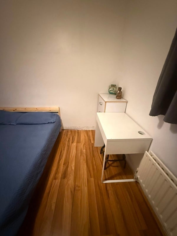 Room Dryden Court in Greater London