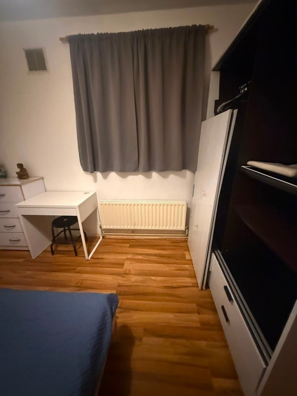 Room Dryden Court in Greater London
