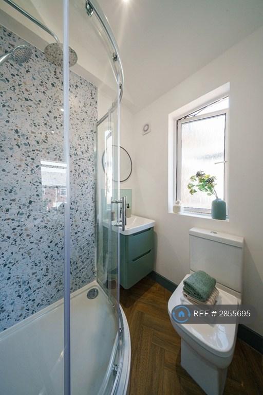 Room Grange Avenue in Warrington