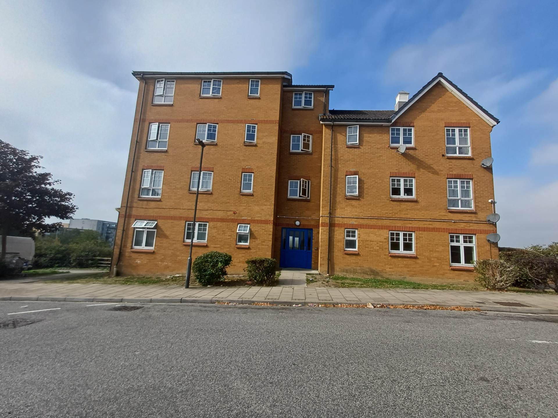 Flat Greenhaven Drive in Greater London