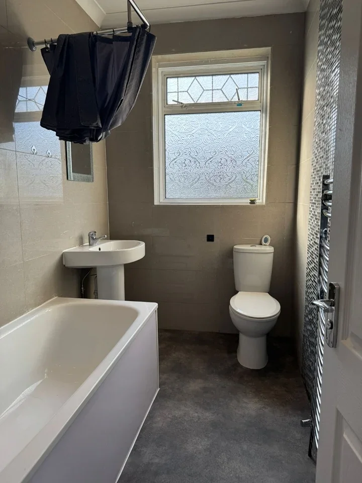 Room Moyers Road in Greater London