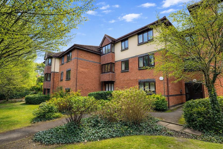 Flat Wild Bank Court in Woking