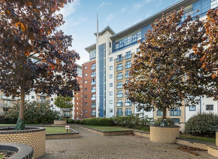 Flat Newton Place in Greater London