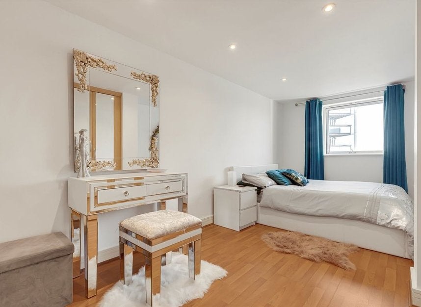 Flat Newton Place in Greater London