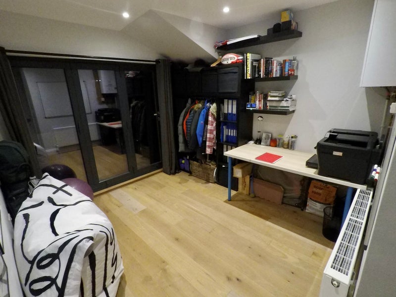 Room Connaught Road in Greater London