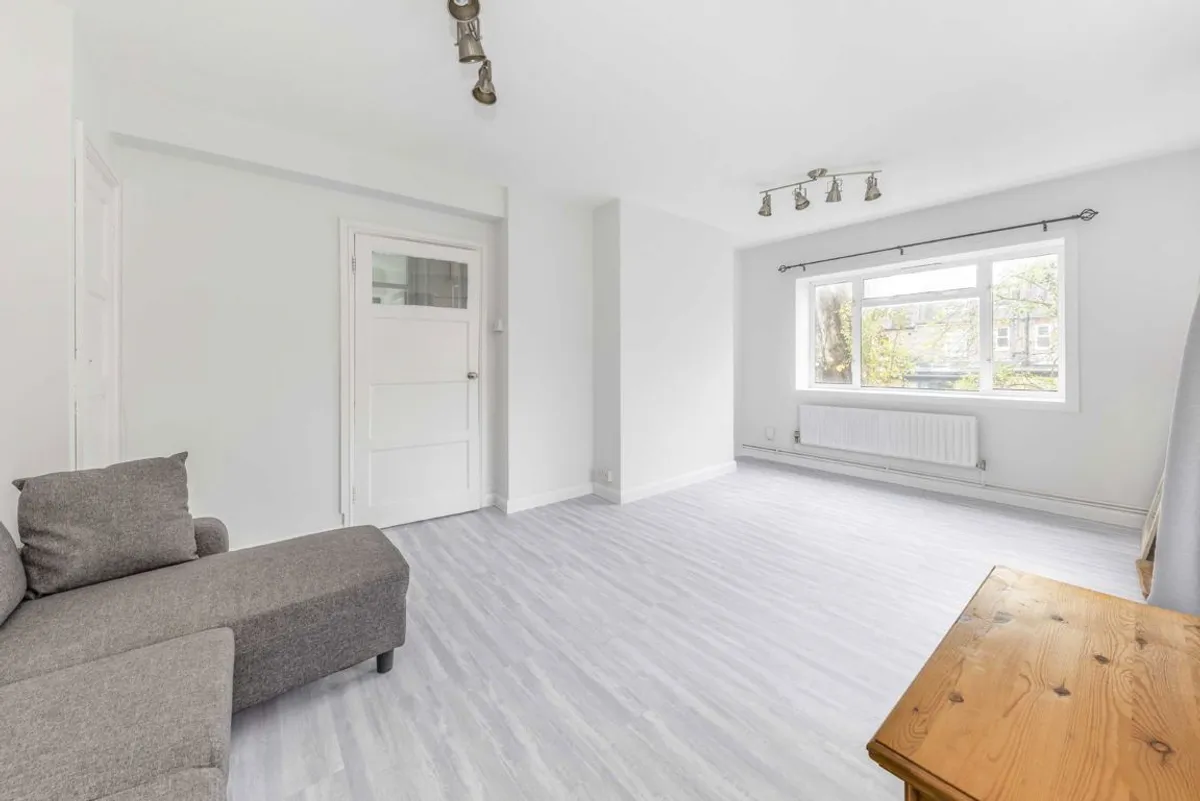 Flat Moffat Court in Greater London