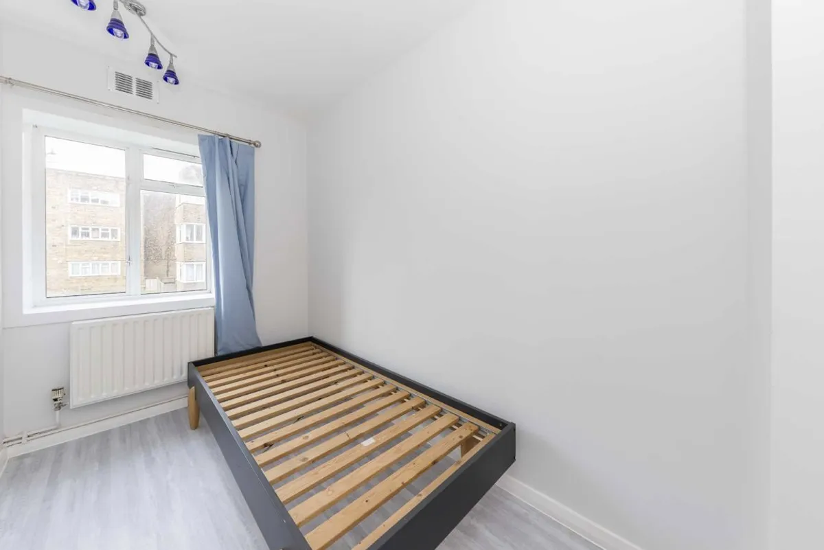 Flat Moffat Court in Greater London