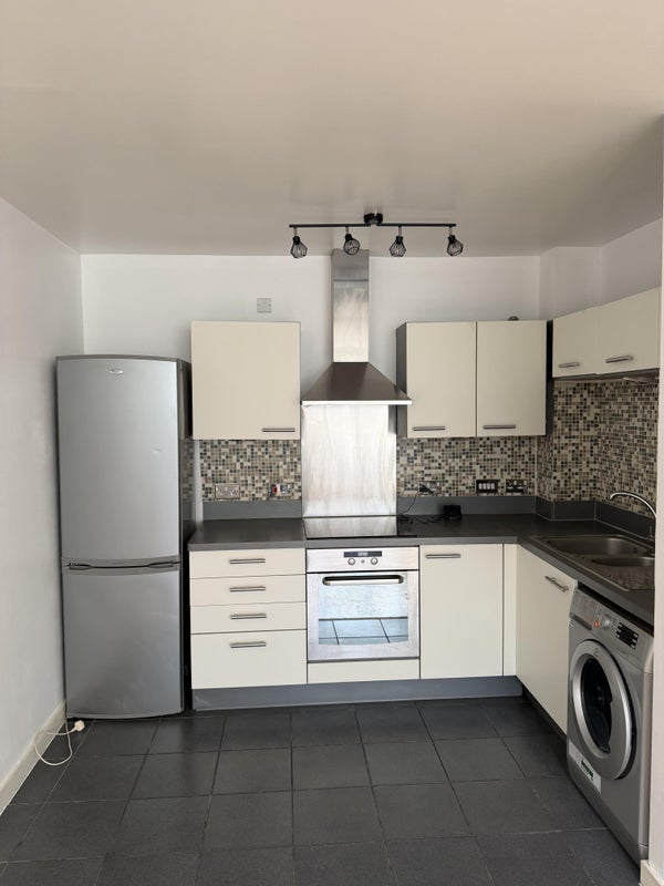 Flat Chalvey Road East in Slough
