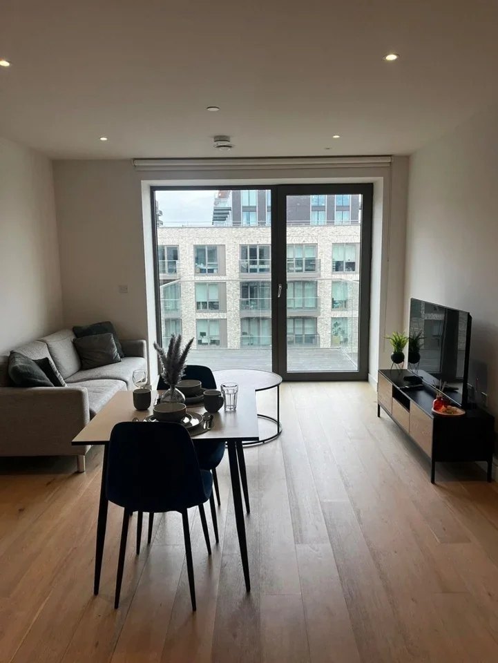 Flat Clipper Street in Greater London