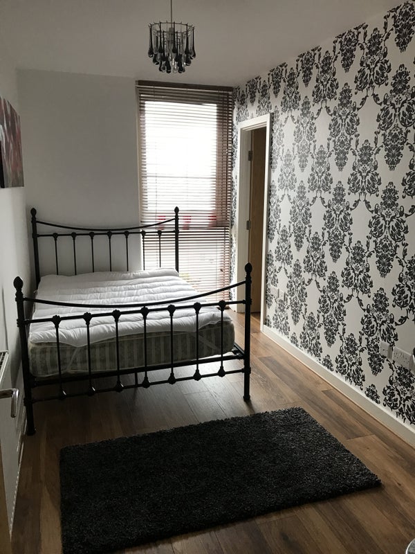 Flat Mapleton Road in Greater London