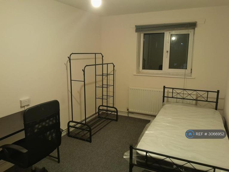 Room Deal Court in Northampton