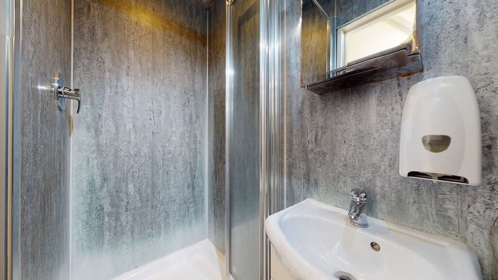 Room Chatsworth Road in Greater London