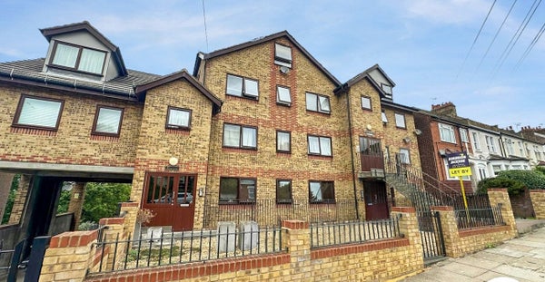 Flat Cantwell Road in London