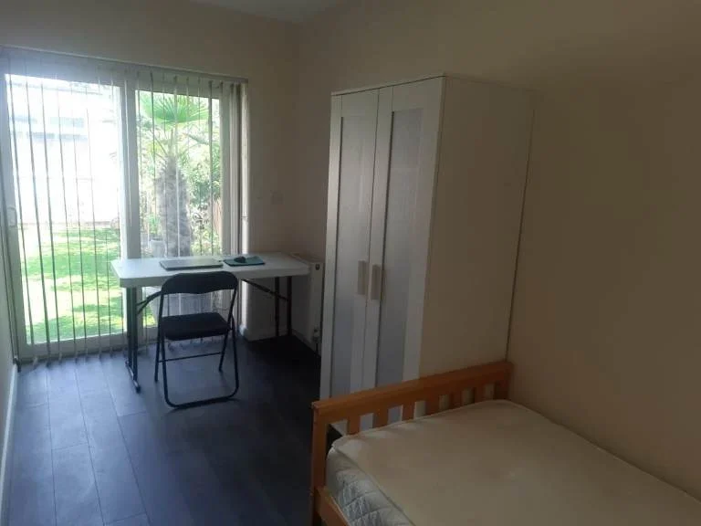 Room Sutton Way in Greater London
