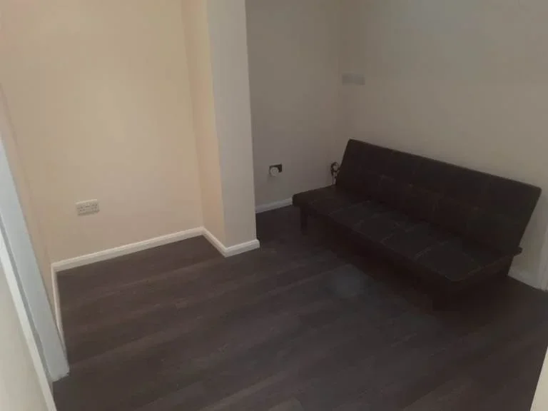 Room Sutton Way in Greater London