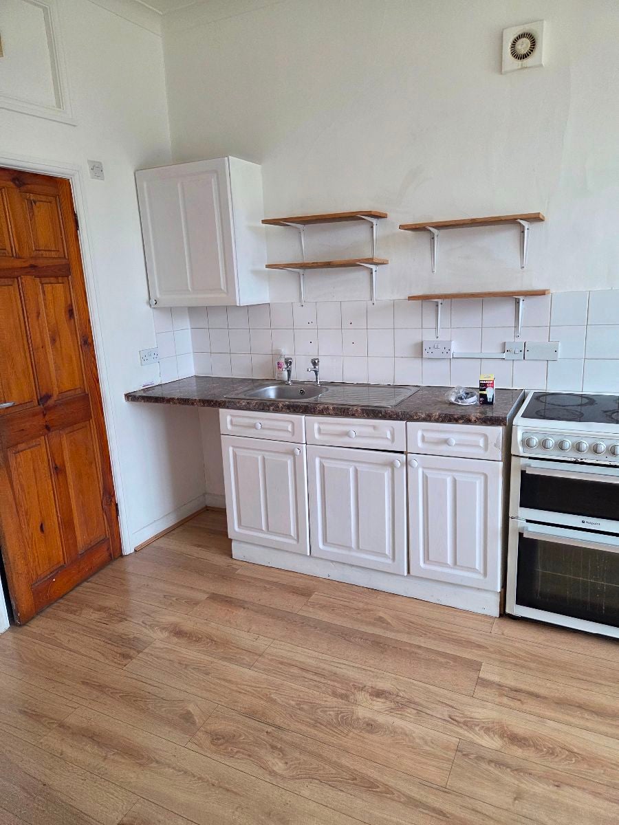 Room Bowes Road in Greater London