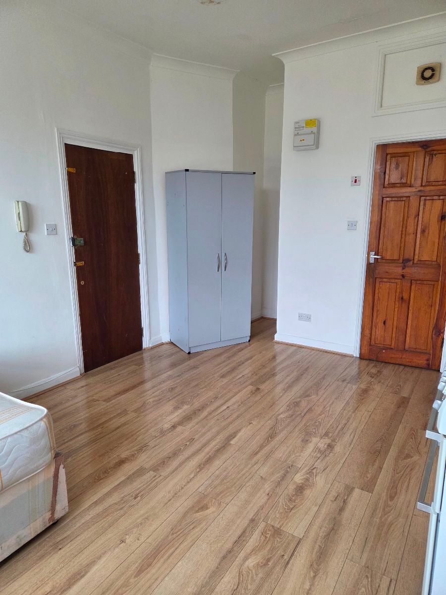 Room Bowes Road in Greater London