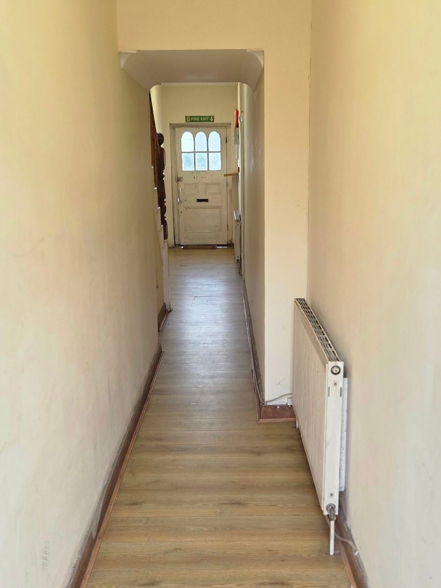 Room Bowes Road in Greater London
