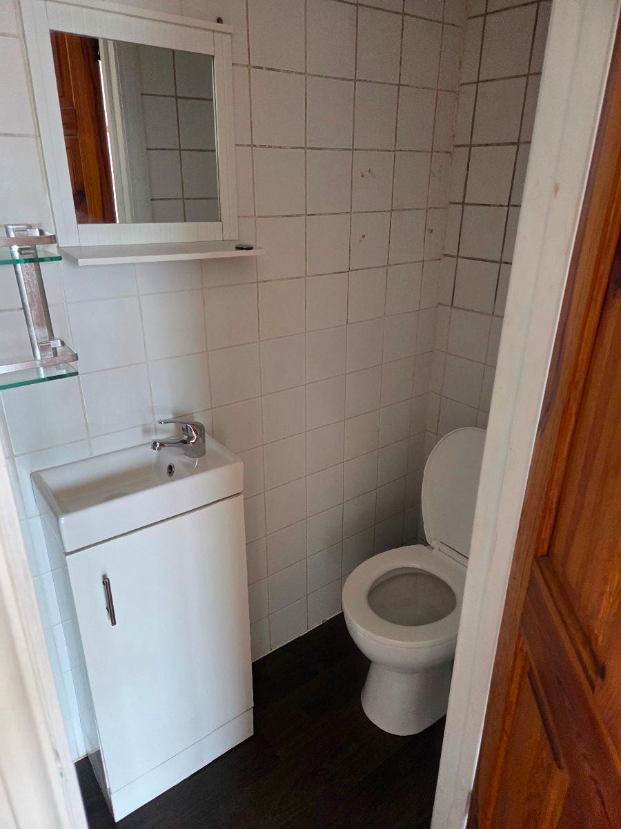 Room Bowes Road in Greater London