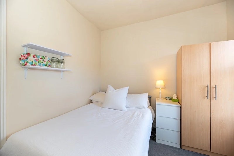Flat Emmanuel Road in Greater London