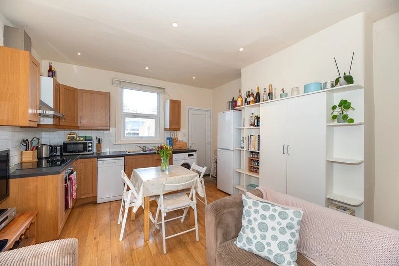 Flat Emmanuel Road in Greater London