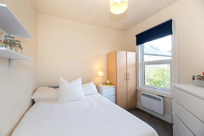 Flat Emmanuel Road in Greater London