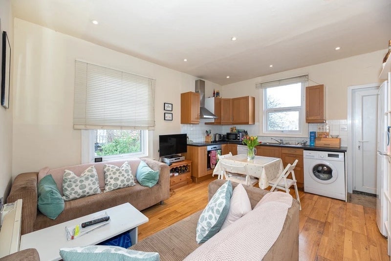 Flat Emmanuel Road in Greater London