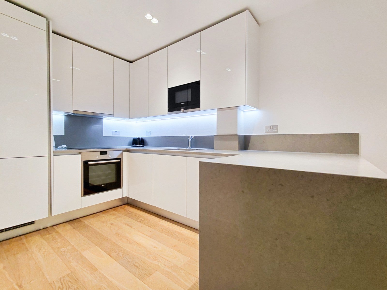 Flat Longfield Avenue in Greater London