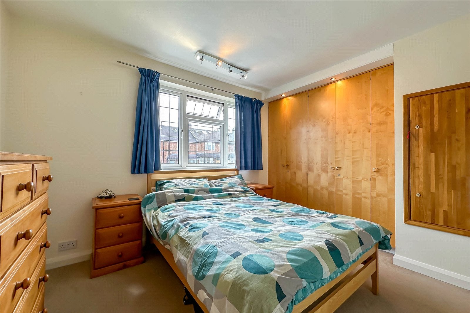 House Weybourne Close in St Albans