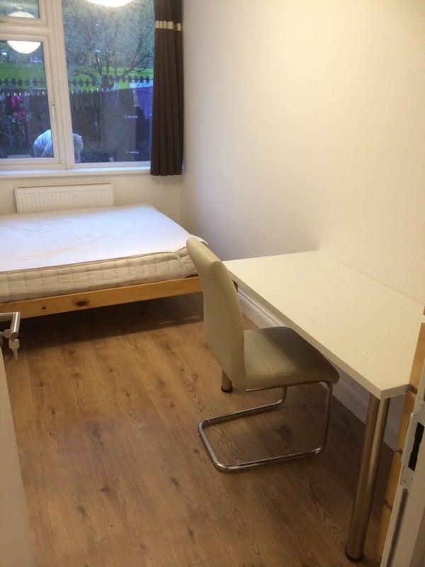 Room Southwark Park Road in Greater London