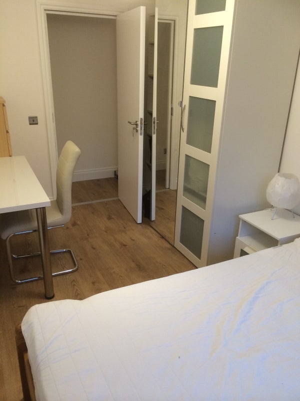 Room Southwark Park Road in Greater London
