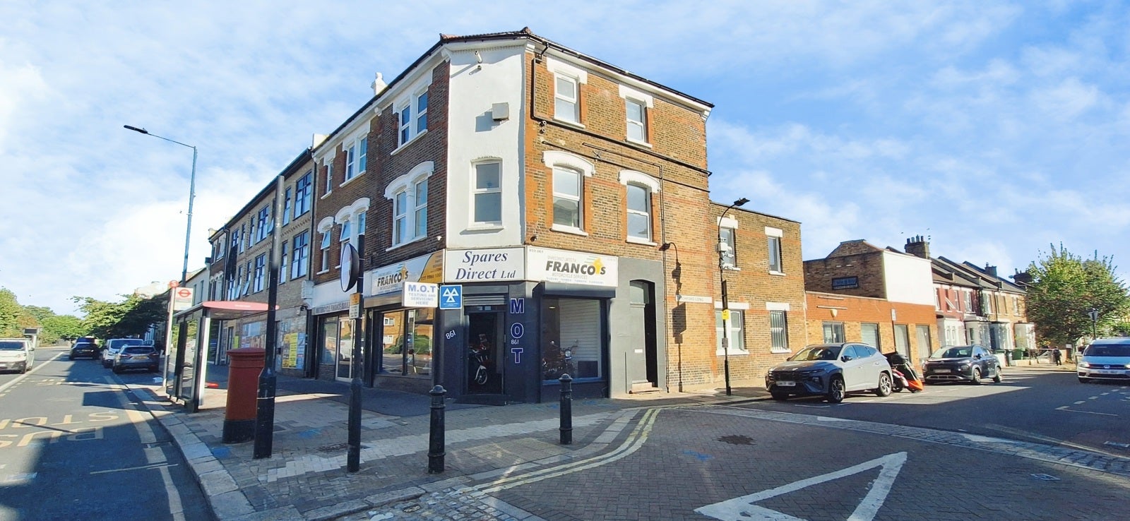 Flat Tunley Road in Greater London