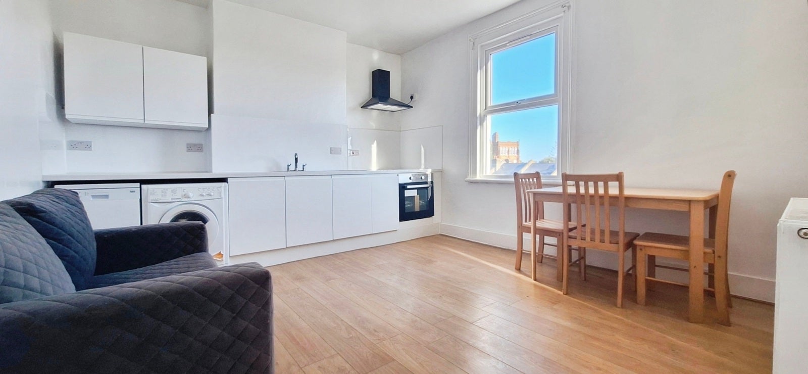 Flat Tunley Road in Greater London