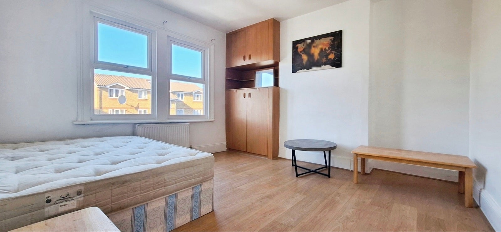 Flat Tunley Road in Greater London