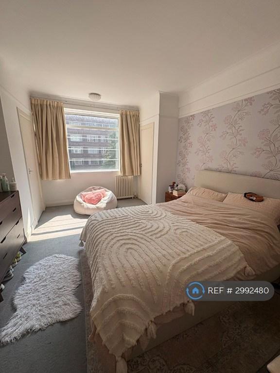 Flat Hunter Close in Greater London