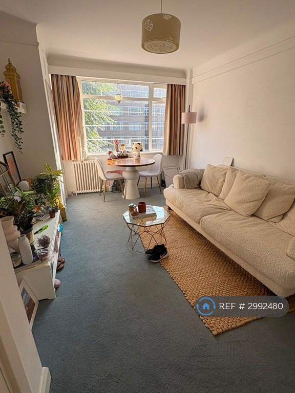 Flat Hunter Close in Greater London