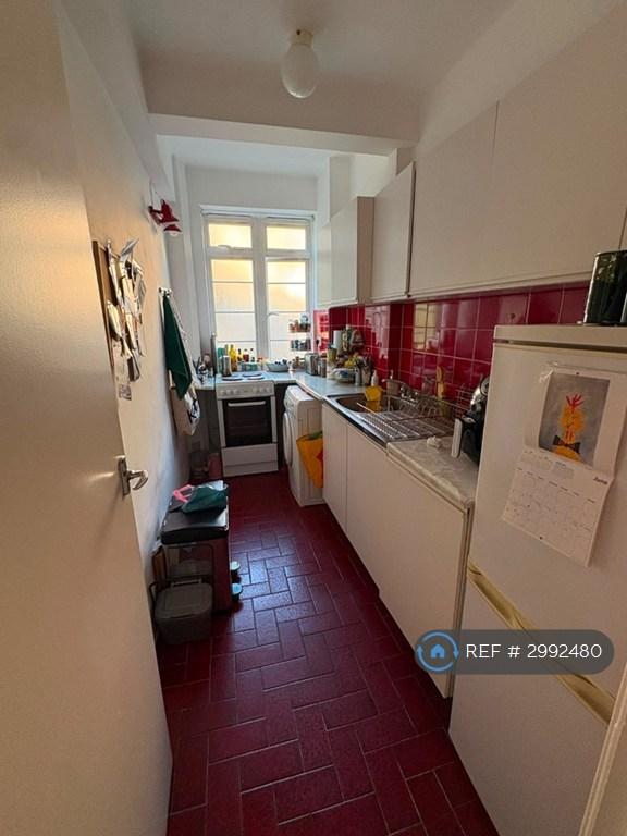 Flat Hunter Close in Greater London
